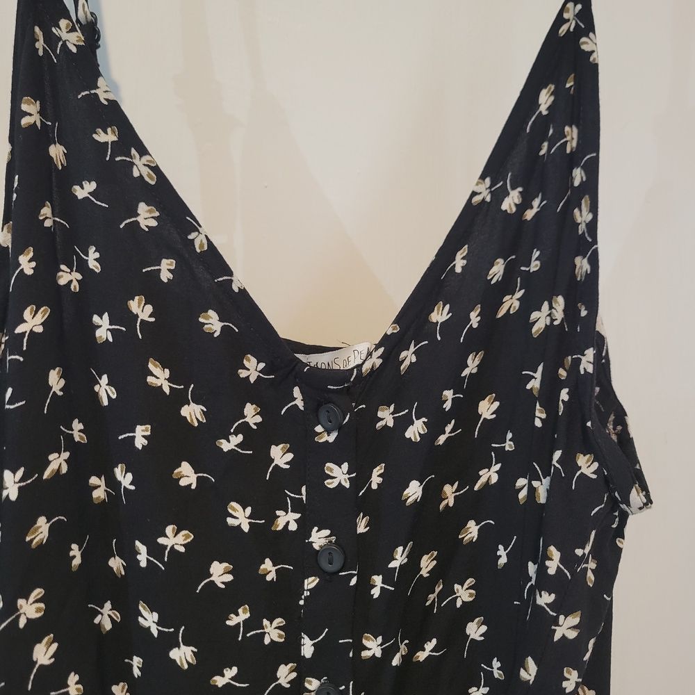 Chic Black Floral Midi Dress - Picture 3 of 7